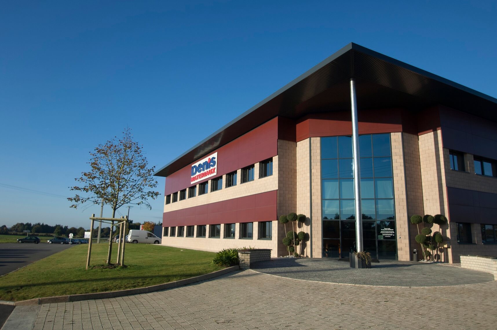 Extérieur du siège social de l'entreprise familiale Denis Matériaux à Guignen