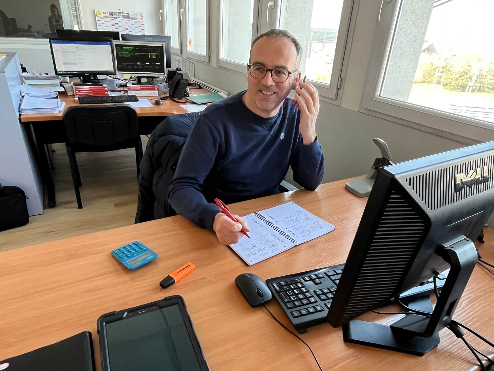 Un conseiller vendeur en train de rédiger une demande de devis pour un particulier - Denis Matériaux