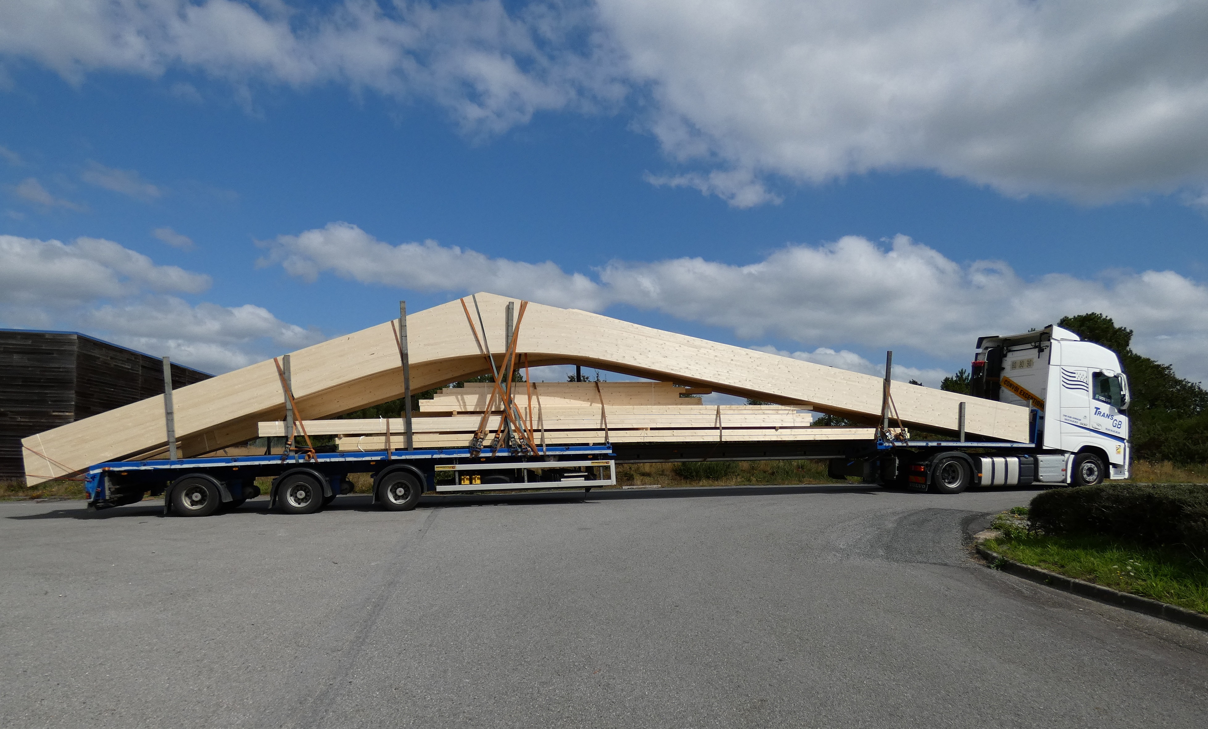 Charpentes en lamellé-collé fabriquées en Bretagne par DBI bois - Denis Matériaux