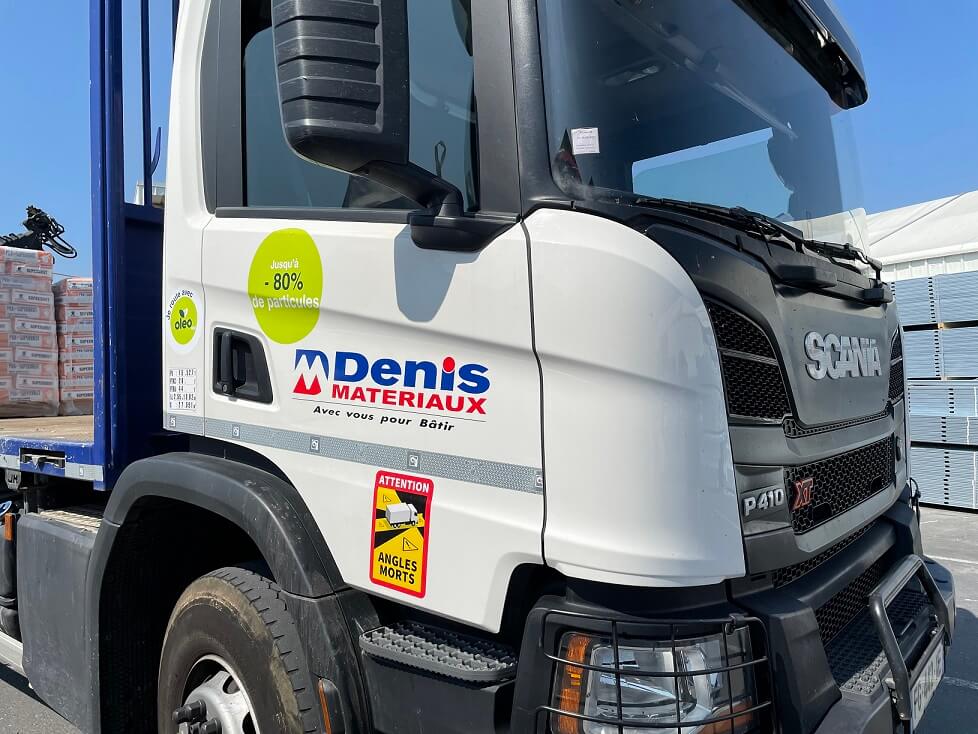 Camion Denis Matériaux avec autocollant Oleo 100