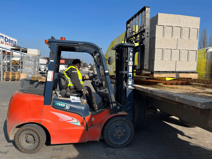 Notre magasinier cariste charge votre commande dans l'agence Denis Matériaux Plélan le Grand