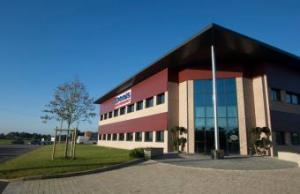 Extérieur du siège social de l'entreprise familiale Denis Matériaux à Guignen