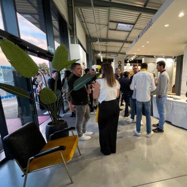 Intérieur du magasin Esprit Casa carrelage à Nantes le jour de l'inauguration, avec les personnes venues participer à l'événement
