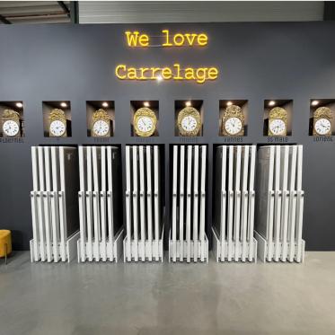 La décoration de l'intérieur du magasin de carrelage Esprit Casa à Nantes, avec des horloges indiquant l'heure actuelle dans chacune des 7 agences Esprit Casa