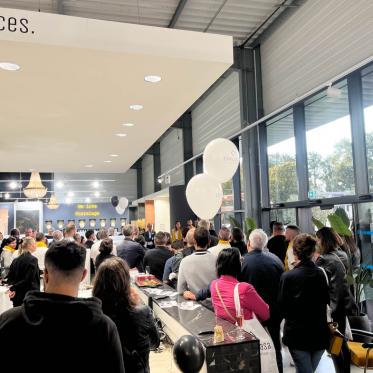 Intérieur du magasin Esprit Casa carrelage à Nantes le jour de l'inauguration, avec les personnes venues participer à l'événement