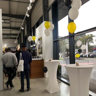 Intérieur du magasin Esprit Casa carrelage à Nantes le jour de l'inauguration, avec les personnes venues participer à l'événement