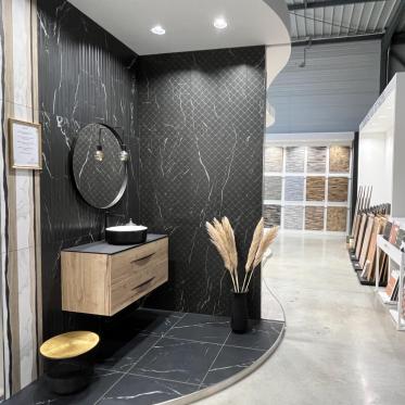 Un "box" décoration ans le magasin de carrelage, qui permet de mieux visualiser à quoi ressemblera le carrelage une fois posé