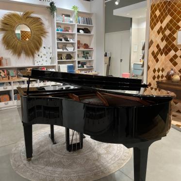 Le piano utilisé par les musiciens venus assurer la prestation musicale le jour de l'inauguration du magasin à Nantes