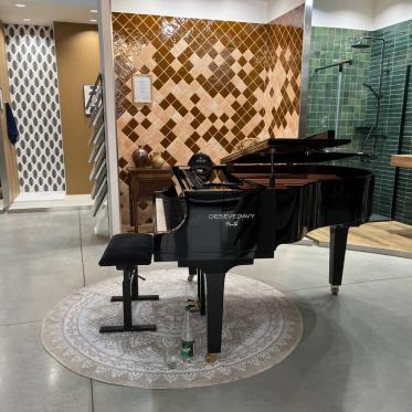 Le piano utilisé par les musiciens venus assurer la prestation musicale le jour de l'inauguration du magasin à Nantes